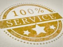Gul stämpel med texten 100% SERVICE – symbol för service och underhåll